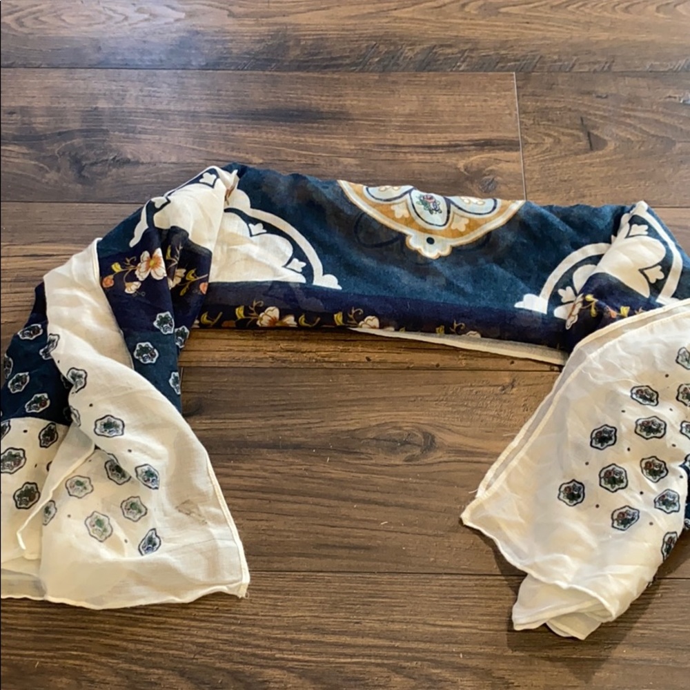 Lightweight scarf